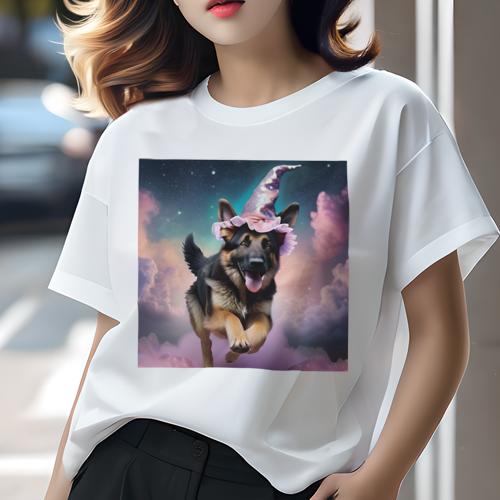 Tシャツ レディース 犬ファン 半袖 春夏 犬柄 プリント カジュアル かわいい 人間用 フィットネス ダンス 魔法の帽子 ジャーマンシェパードドッグ 幻想的な背景 宇宙 雲 魔法