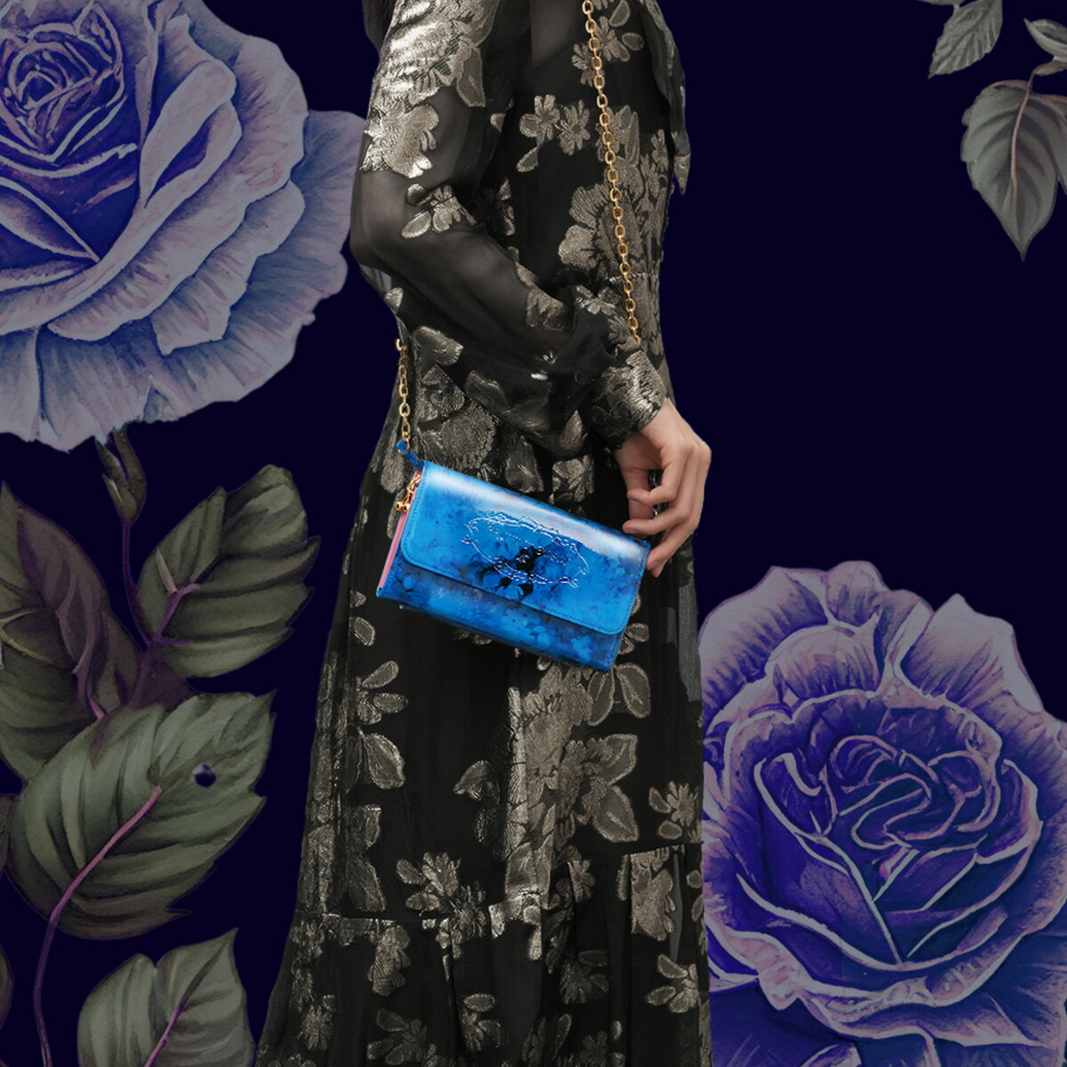ようこそ花たちの世界へ。スマホポシェット Flone Blue Rose（フローネ ブルーローズ）スマホショルダー FRUTTI DI BOSCO フルッティディボスコ アリス 花柄 レザー エナメル スマホ 可愛い かわいい プレゼント
