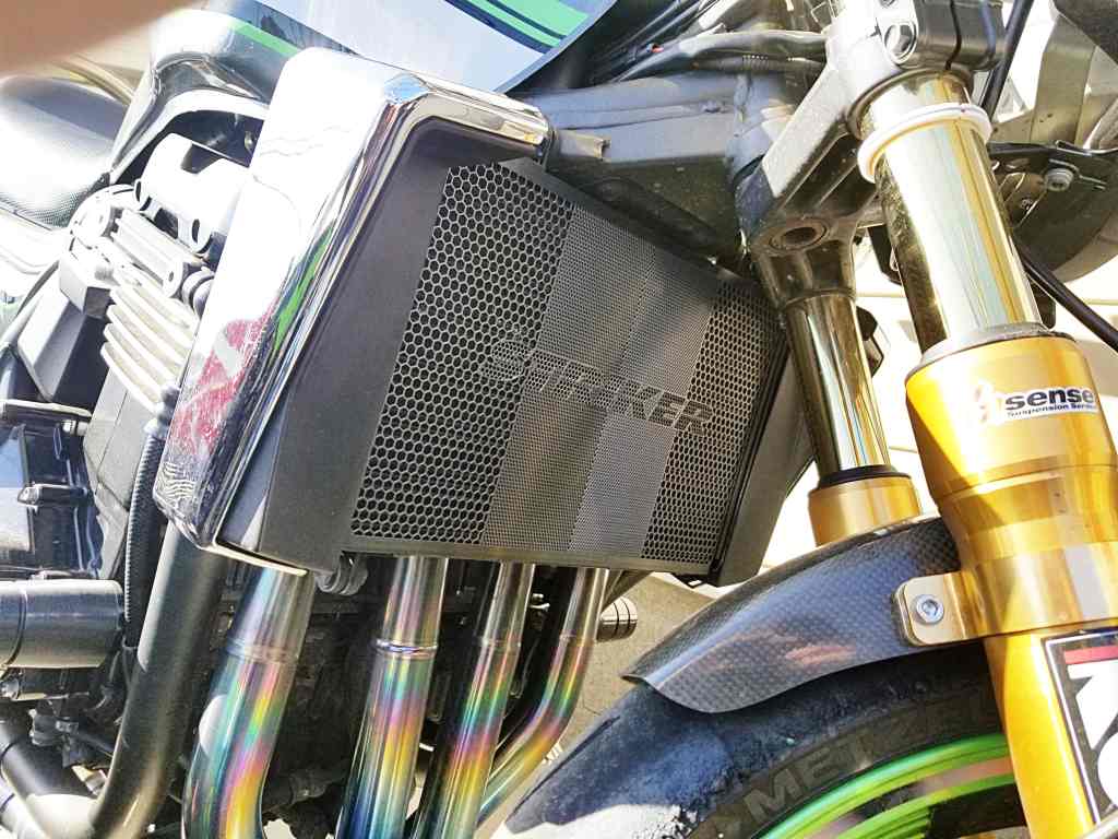 ストライカー ラジエターコアガード ZRX1200DAEG｜SS-CG101 ダエグ カワサキ / バイク 部品 カスタムパーツ / ラジエターガード STRIKER KAWASAKI カラーズインターナショナル