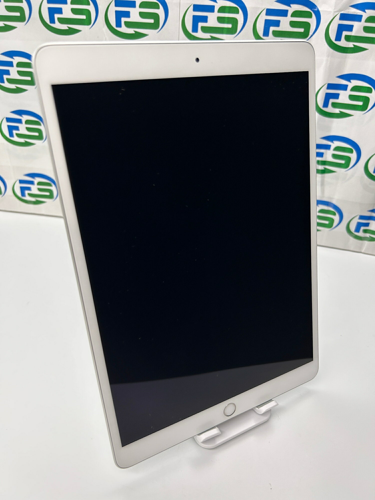 【中古】 iPad Air 第3世代 Wi-Fiモデル 256GB シルバー MUUR2J/A 訳あり ホワイトスポット バッテリー96% 使用可能 外観Bランク - Image 2
