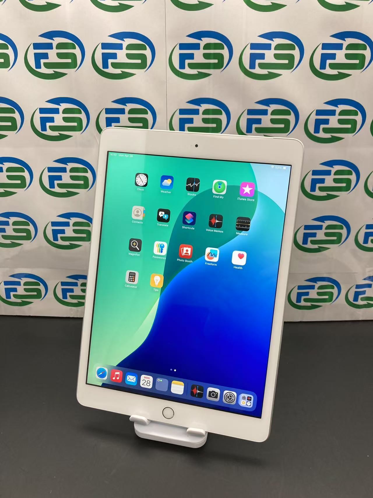 FSモバイルの【中古】 iPad 第8世代 Cellular 32GB シルバー MYMJ2J/A A2429 SIMフリー 外観きれい 訳あり（電源ボタン） バッテリー85% ジャンク 使用可能　au版｜アングル3