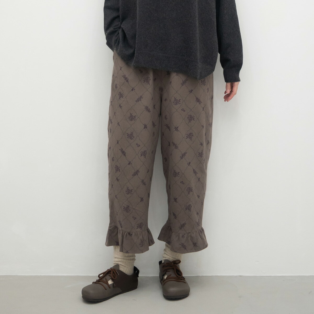 [公式ストア] SUN VALLEY サンバレー / コットン 平織 起毛 総柄 裾 フリル イージーパンツ