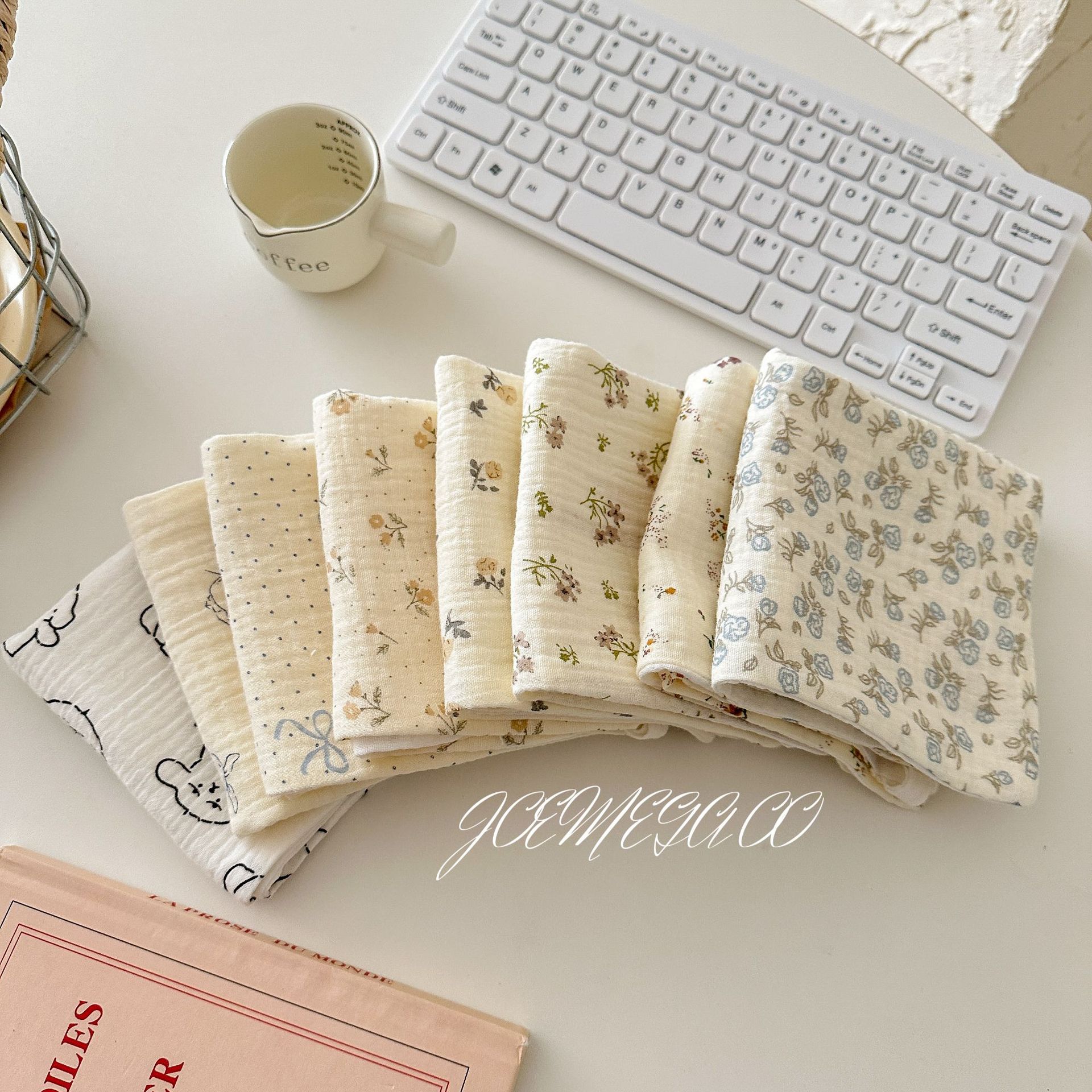 ガーゼハンカチ ベビーハンカチ 赤ちゃん 出産祝い 海外子ども服 ベビーガーゼ よだれ拭き 犬柄 花柄 うさぎ柄 保育園ハンカチ 幼稚園ハンカチ ループ付きハンカチ 沐浴 ローズ柄 2