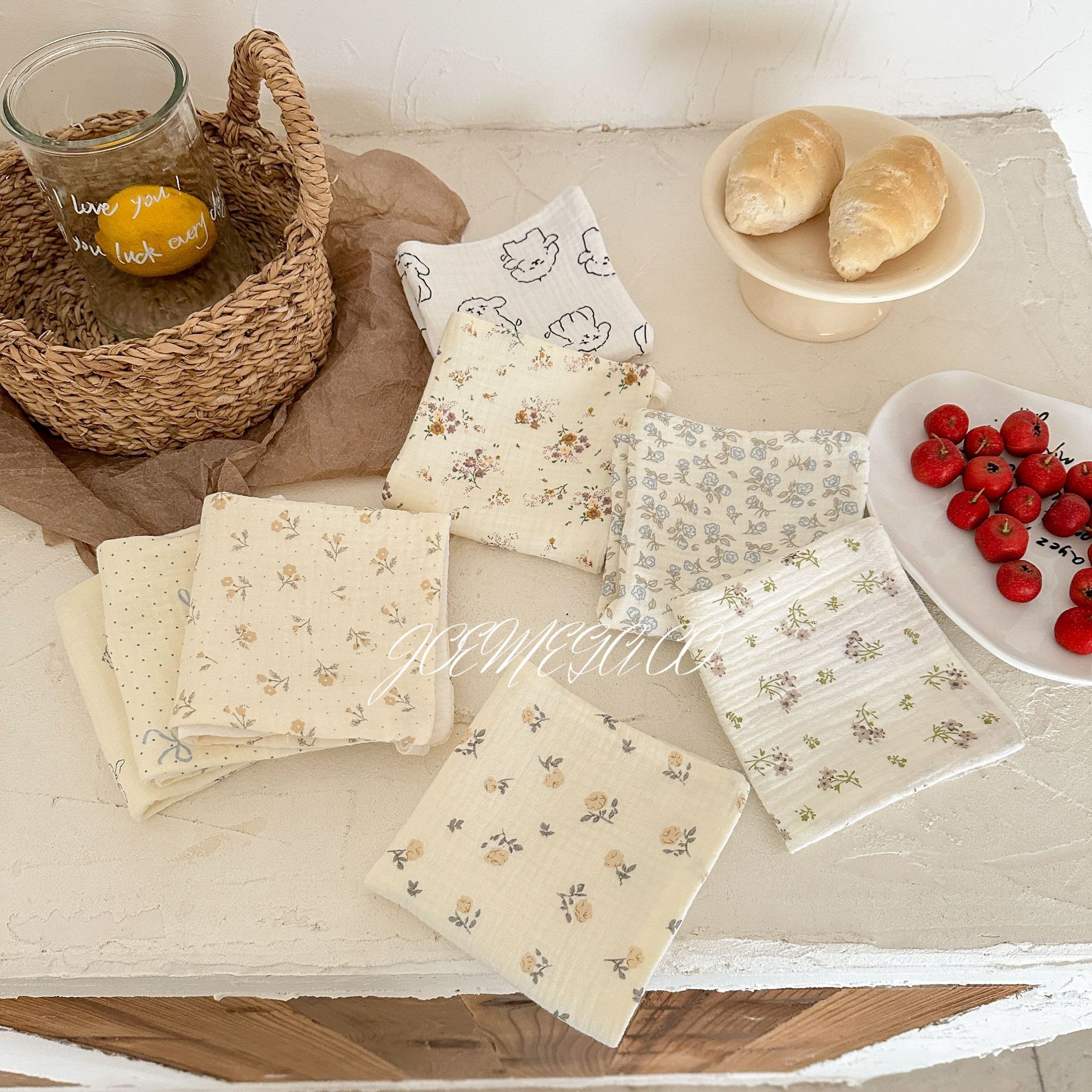 ガーゼハンカチ ベビーハンカチ 赤ちゃん 出産祝い 海外子ども服 ベビーガーゼ よだれ拭き 犬柄 花柄 うさぎ柄 保育園ハンカチ 幼稚園ハンカチ ループ付きハンカチ 沐浴 ローズ柄 3