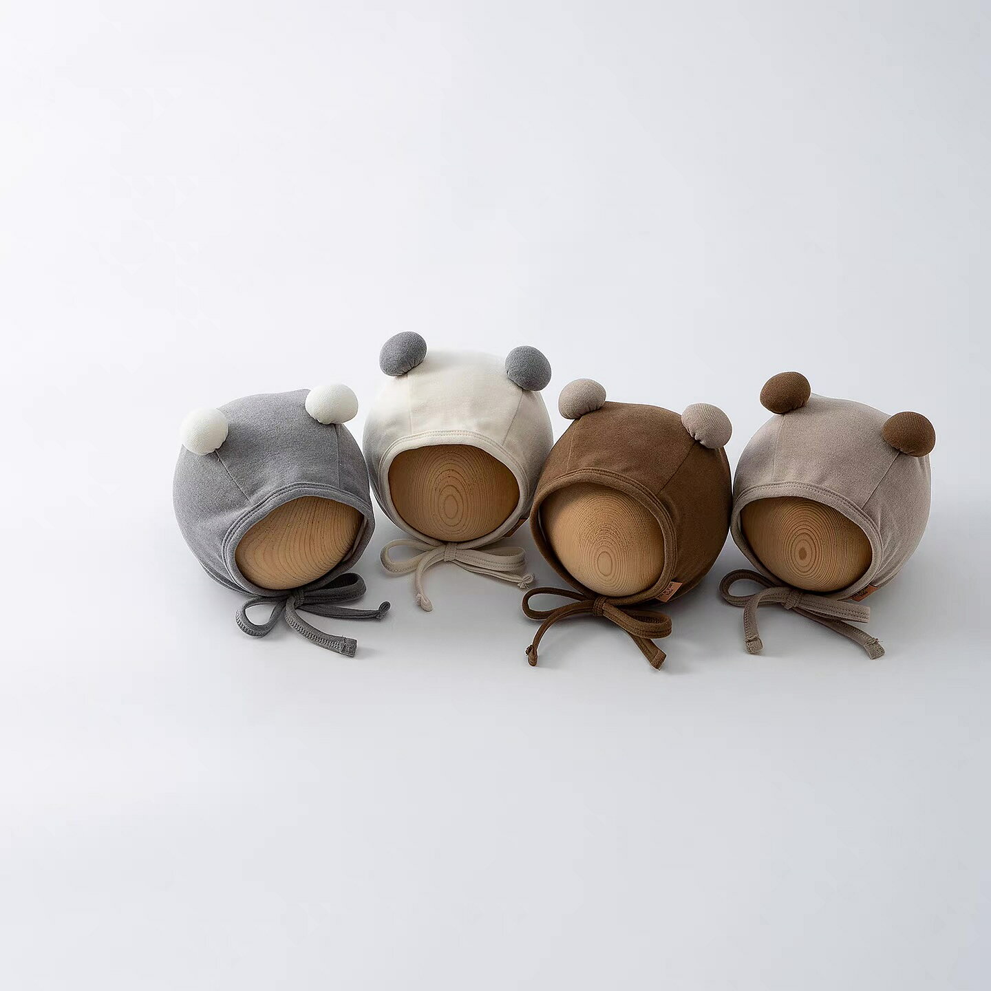 商品情報素材/材質コットン、ポリエステルサイズ/寸法42～48cm注意モニター発色の具合により色合いが異なる場合がございます。秋冬くま耳ボンネット くま耳帽子 ベビーボンネット ベビー帽子 海外子ども服 赤ちゃん帽子 べびターバン くま くま耳 秋冬向けの生地で裏地もしっかりしています。ちょこんと可愛いお耳が付いたボンネットです♪ ■サイズ■42~48cm■海外子供服の不良基準について■海外商品は日本の商品と比べ検品基準が異なるため、日本では不良品と見受けられるものも海外では良品扱いになる場合がほとんどです。下のような物は不良品には含まれませんので、1つでも気になる項目がある場合はご購入をお控えください。↓※糸の不始末、縫製の粗さ、多少のほつれ※プリントのずれ、ペイントのはがれやかすれ※タグのないものや曲がっているもの※タグが洋服の表に付いているもの※多少の汚れやシミ、加工の匂い、シワ※他の繊維の混紡※若干のゆがみなどもある場合がございます。※チャコペンの後※稀にタグが切られたような跡が残っていることもありますが、それはメーカー側が切ったものです。基本としては大きな破れや、大きな汚れ以外の着用に問題がない商品は不良品としての対応は致しかねます。こちらも販売する側としてお客様の事を考え、いくら海外基準では良品と言われてもこれは…という物はなるべく省いて発送しております。^ ^ショップではデザイン性と、あくまでも低価格等を重視しておりますので、ご理解の上ご購入を願い致します。 2