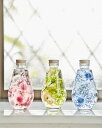 商品情報サイズしずくボトル210ml　　　ボトルサイズ：W 7.22cm × H 13.54cm使用花材人気の花材を使用しました。天然素材のプリザーブドフラワー、ドライフラワーです。アーティフィシャルフラワーは使用致しません。A、ブルー（アジサイ、カスミソウ、センニチコウ、シルバーデージー）B、ピンク（アジサイ、センニチコウ、サマーチェリー、ハニーテール）C、グリーン（アジサイ、カスミソウ、ニゲラ、ヘリクリサム）・花材は生産時期により大きさ、色、形にムラがあります。又、経年劣化による変色や透ける場合もございます。・写真と実物ではお使いの環境や撮影時の状況等により色味に違いがでる場合がございます。・生産時期によっては一部の花材が予告なく代替品に変更になる場合がございます。・花材の配置や向きなどは個々の形状により多少変わります。又、輸送時に多少位置がずれてしまうことがあります。・商品のイメージや雰囲気が損なわないよう、一点一点丁寧に製作しておりますので何卒ご了承ください。カラーピンク、ブルー、グリーン系※モニターの発色具合によって実際の物と色が異なる場合があります。ハーバリウムとは【ハーバリウムとは】「植物標本」の意味です。専用オイルで浸したおしゃれなインテリアハーバリウムが今とても人気です。ご自宅のインテリアとして、お気に入りの場所に飾って癒される空間をお楽しみください。また、お手入れがいらないのでどなたにも好まれます。大切な方への贈り物やウェディングアイテム、お店の装飾としても人気です。長く楽しめるよう高温多湿、直射日光を避け、カーテン越しなどの柔らかい光が差し込む場所などがおすすめです。置く場所や環境により異なりますが1年から2年、長いときは3年お楽しみいただけます。退色したアンティークな雰囲気もとても素敵です。ラッピング＜素材の仕入れ、制作、ラッピングについて＞＊お客様に喜ばれるようすべての工程を大切にしています。＊ギフトBoxは無料でラッピングいたします。オイルについて・日本製のシリコンオイルを使用しています。・光沢性に優れ、お花をキラキラと輝かせます。・花材の溶出がなく1年以上みずみずしい状態でお楽しみいただけます。・引火点330度で消防法上の危険物には該当しません。購入後の注意点・劣化を防ぐため、できるだけ直射日光を避け屋内での鑑賞をお勧めいたします。・常温では燃えにくいですが、火の気の近くや直射日光の当たる場所、子供やペットの手の届かない場所に置いて下さい。・無色透明、無臭の液体ですので飲料水と間違えないようご注意ください。・オイルを食用や誤飲、肌に付けるようなことはしないでください。万が一、目や口に入った場合は医師の診察を受けて下さい。・不要になったオイルは流し（下水道）に捨てないでください。法令により投棄は禁止されております。サラダ油の廃棄同様、オイルを新聞紙又は、古布などに染み込ませ可燃ゴミとして廃棄してください。Ri-Flowerge　【しずくシリーズ】ピンク　ブルー　グリーンから選べます。カラーを統一して、いろいろな形のボトルを揃えることもできます。 母の日のプレゼントにおすすめです。 2