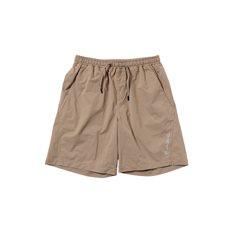 仕様表■夏の釣りや暑い季節に最適。軽やかに過ごせるドライメッシュハーフパンツ。軽量で通気性、ストレッチ性に優れる人気の「ドライメッシュ」シリーズに釣りにも日常にもリラックスして使える、ゆったりシルエットのハーフパンツが新登場です。暑い季節の釣行でも、アウトドアでも、軽やかな着心地が続きます。ストレッチ性も備えており、動きやすさは抜群。キャストや移動の多いシーンでも、足さばきを妨げません。さらに、パッカブル仕様で持ち運びも簡単。釣行バッグに忍ばせておけば、釣りのあとに着替えてリラックスしたり、旅先やアウトドアでも気軽に使える万能さが魅力です。同シリーズのドライメッシュフーディーと合わせれば、軽さと統一感のあるスタイルが完成。春夏の釣りにも、日常のリラックスタイムにも寄り添う一本です。カラーは、春夏の釣行に合わせた3色展開。ライトモカベージュは、自然光に溶け込む柔らかさで、暑苦しさを感じさせない軽やかな印象。ライトグレーは、清涼感と上品さを兼ね備え、どんなスタイルにも馴染む万能カラー。そしてブラックは、日差しの下でも締まりのある印象を保ちつつ、シーンを選ばない安定感のある一着。JACKALLジャッカル　PA-B002 ドライメッシュハーフパンツ●サイズ:L●ウエスト幅:39.0cm●ヒップ幅:60.5cm●股下:22.0cm●総丈(脇丈):51.5cm●裾幅:33.8cm●わたり幅:38.0cm●カラー:モカ※サイズは目安です。詳細はこちら