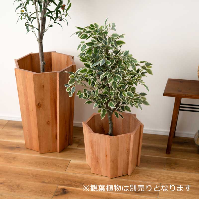■商品仕様(サイズ・材質・重量等) サイズ ロータイプ：W38 × D38 × H30 cm ハイタイプ：W42 × D42 × H60 cm 材質 天然木(ミンディ) ラッカー塗装 配送状態 完成品 原産地 インドネシア おすすめ鉢サイズ ロータイプ：8-10号程度/ハイタイプ：10号程度 ※ご注意 天然木のため個体差があり、掲載画像と実際の商品では木目や色合いが異なります。 ■商品説明 【天然木の息吹を感じる。一生もののウッドプランター】 ■ 希少な天然木「ミンディ」の美しさ 古くから高級家具や楽器にも使われてきた「ミンディ材」を使用。流れるような繊細な木目と、使うほどに味わいが増すラッカー塗装が、プラスチック製にはない圧倒的な存在感を放ちます。 ■ 空間を立体的に見せる「2サイズ展開」 高さ30cm： 床置きにちょうどよく、大型の鉢もしっかりカバー。 高さ60cm： 高さを出すことで植物を主役に。2つ並べることで高低差が生まれ、雑誌の1ページのようなおしゃれなコーナーが完成します。 ■ 届いてすぐ、理想の空間へ。 面倒な組み立てが一切不要な「完成品」でお届け。ガタつきが少なく、しっかりとした重量感があるため、背の高い植物を置いても安心です。 ■ 鉢カバー以外の使い方も自由自在 ゴミ箱カバーとして使用したり。アイデア次第で、暮らしのあらゆるシーンに天然木のぬくもりをプラスできます。 ■備考・注意事項 ※僅かなサイズ誤差が発生する場合がございますがご容赦下さいませ。 ※お客様へより良い商品をお届けするために、仕様その他を予告無く変更する場合がございます。 ※ディスプレイに使用されている物品等は商品に含まれません。 ※実際の商品の色にできるだけ近づけるよう撮影をしておりますが、ご利用環境との光源の違い、ご使用ディスプレイなど様々な要因によって、実際の明るさや色とイメージ異なる場合がございますので、あらかじめご了承下さいませ。 ※メーカー直送品のため、急な在庫変動により、ご注文を頂いても、入荷待ちやキャンセルとさせていただく場合がございます。 ■送料・配送備考 北海道・沖縄県・離島は送料別途お見積りとなります。 検索ワード 鉢ケース, ポットカバー, 木目, 高級感, ゴミ箱, ダストボックス, サイドテーブル, フラワースタンド, 室内用, ガーデニング, 10号鉢, 8号鉢, ブラウン, アジアン, インダストリアル, アズマヤ, 丈夫, 木の鉢