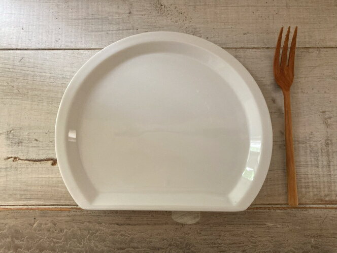 【fucca】在庫商品　半月プレート　23センチ　半月皿　美濃焼 テーブルウエア 白い食器 オードブルプレート 和食器 洋食器 朝ごはん おかず皿 デザートプレート ケーキ皿 パン皿 お値打ち食器 在庫限り カフェのサムネイル