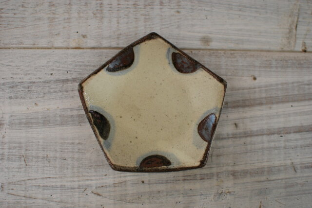 和食器　古染付　土物　五角小皿　水玉　美濃焼　ミニプレート　人気小皿【新商品SALE/fucca限定価格　小皿　人気食器 】のサムネイル