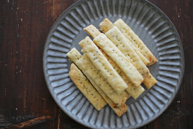 在庫商品　ほりほりしのぎシリーズ　丸皿　18cm　Mサイズ 白粉引 ラウンドプレート 中皿　　美濃焼　人気洋食器　ワンプレート インスタグラム　【人気食器　美濃焼　インスタグラム】