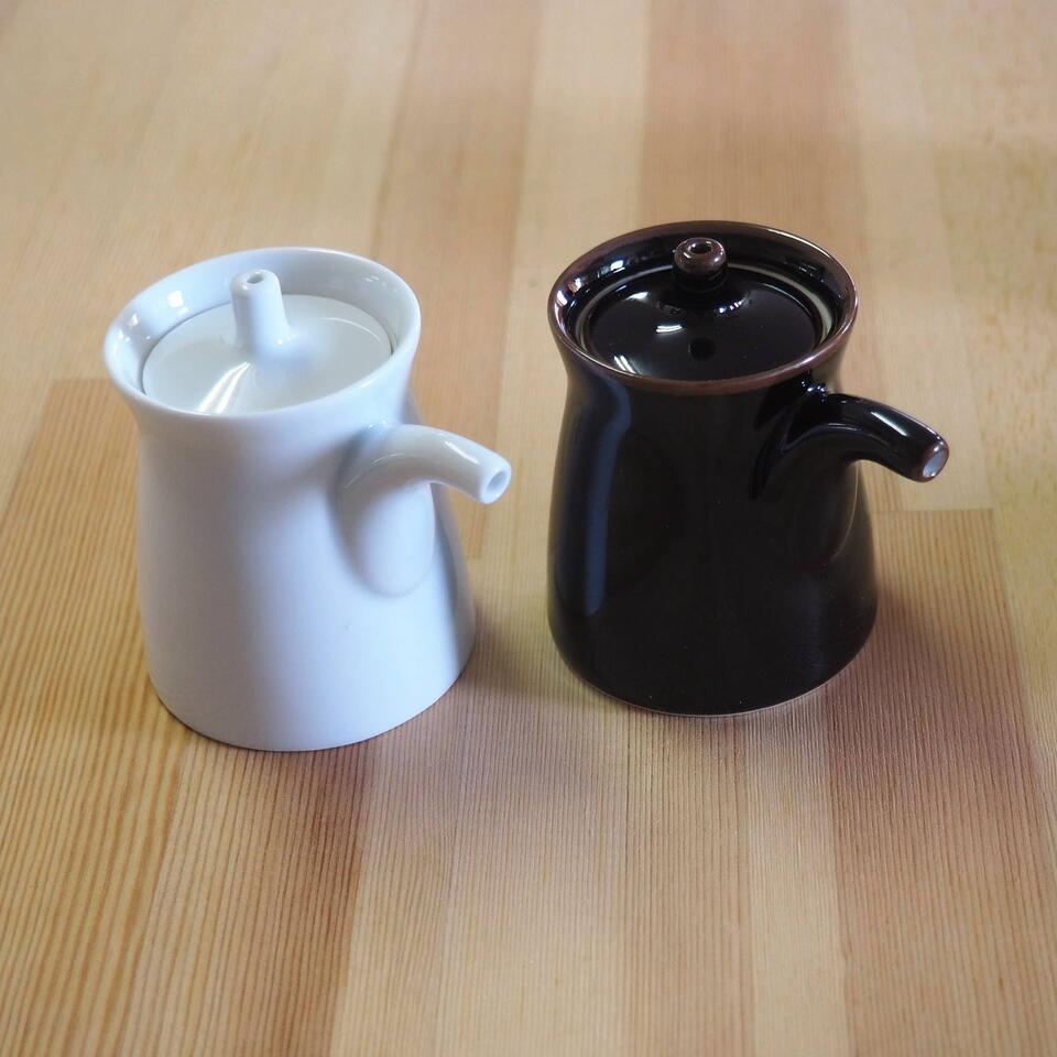 醤油さし 垂れない 液だれしない 陶器 G型 醤油入れ 波佐見焼 白山陶器 おしゃれ シンプル ロングセラー 白 ホワイト 天目 黒 茶色　かわいい 醤油 調味料入れ 調味料 醤油差し 醤油入れ 食卓 卓上 陶器 磁器 雑貨 人気