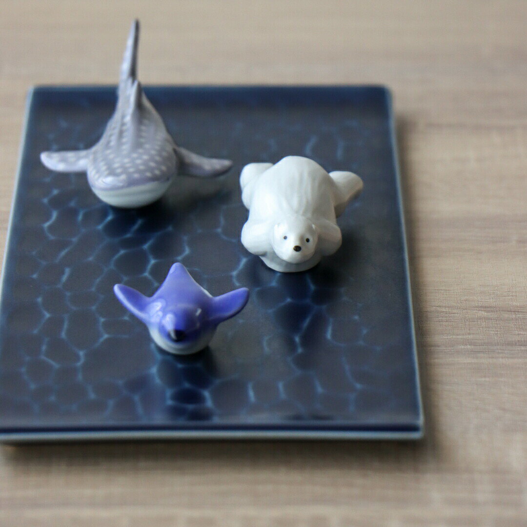 有田焼 山忠のシロクマ 白熊 箸置き 置物 ミニチュア 陶器 有田焼 白 ホワイト マット かわいい おもしろい 小物 インテリア 雑貨 食卓小物 食卓雑貨 カトラリーレスト 北川美宣｜アングル3