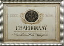 おしゃれなワインラベルのポスター　額付ですぐに飾れますタイトル：CHARDONNAY(シャルドネ)作者：Angela Staehlingオフセット印刷額外サイズ：タテ45cmxヨコ56cm雰囲気のあるポスターで、シックな印象ビンテージ感のあるポスターですフレームの幅32mmの波型装飾付きのおしゃれなシルバーのフレーム付です額の裏には金具・紐付きなので届いたらすぐに飾ることができます