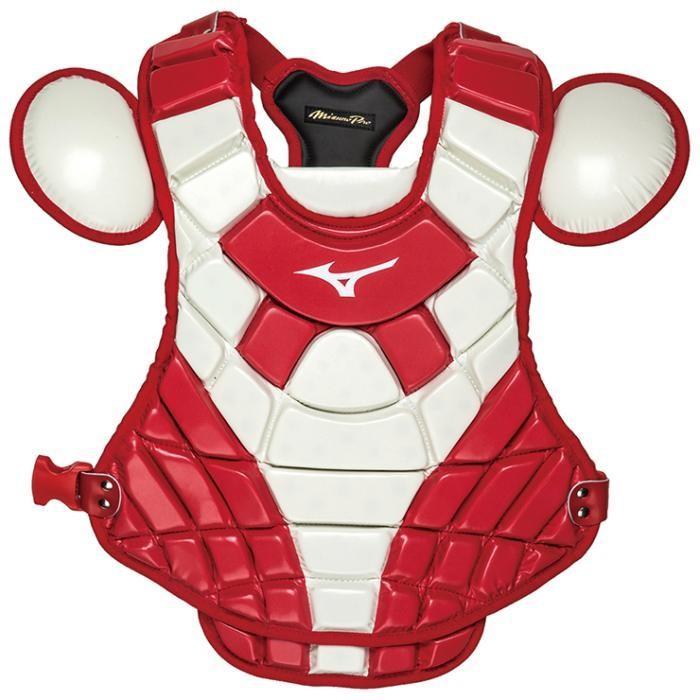 大人気！大特価セール！最安値に挑戦！機能に、感触に、プロのこだわりを再現！ミズノプロからNEWプロテクター誕生！ 【MIZUNO】ミズノ＜ミズノプロ＞革・ゴムソフトボール／硬式用 キャッチャープロテクター 1DJPS210（野球・一般用・硬式・ソフトボール・捕手用・防具・MIZUNO PRO） 品番 1DJPS21062 カラー 62：レッド×ホワイト（赤×白） サイズ パッド付き（Lサイズ相当）A430×B440mm、パッドなし（Mサイズ相当）A390×B440mm 質量 パッド付き（Lサイズ相当）約630g、パッドなし（Mサイズ相当）590g 素材 表地：合成皮革 パッド：ポリウレタン、EVA ・プラスチックバックル ・収納袋付き ・革・ゴムソフトボール／硬式ボール対応 ・JSAマークはついていませんが公式戦でも使用できます。 ・高校野球公式戦では使用できません。 ※ショルダーパッド着脱可 エクステンションパッド付き ※エクステンションパッドを着ければLサイズ、外せばMサイズとなります。 ※全てにエクステンションパッドが着いています。サイズに合わせて着脱してご使用ください。 激安超特価セール！1DJPS11062、1DJPS110の後継品です。