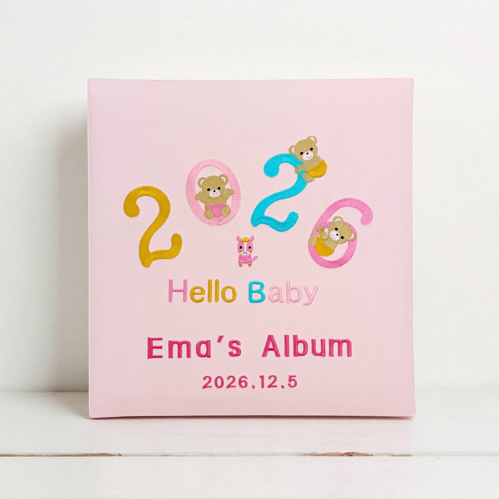 【商品仕様】●布地表紙●Lサイズ100年台紙8枚●ビニールカバー、育児記録ページ、タイトルカード付き●化粧箱入●本体:タテ335×ヨコ330×厚み40mm●箱:365×355×50mm※2020年より、ベース生地が合皮から布地に変わっております。ご了承ください。※補充用替台紙は100年台紙・Lサイズ　ピンク アH-LFR-5Pをご使用ください。※フエルアルバムに台紙を補充される場合は、最初からセットされている枚数を含め、20枚程度が目安となります。それ以上増やすと、台紙の見開きが悪くなったり、化粧函に収納出来なくなる事があります。最高でも30枚以内でお使い下さい。