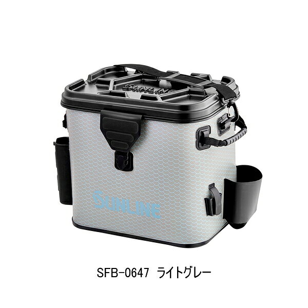 ボートフィッシングに最適なタックルボックス。内部に水が浸入しにくく、上蓋に溜まった水が開閉時に自然と落ちる上蓋設計を採用。ペットボトルや小物を収納できるマルチホルダー、プライヤーホルダー、ロッドホルダー(2本分)、内部仕切り版付き。側面上側には荷物の積み下ろし時に便利なハンドル付き。《お取り寄せ》商品に関しまして、お待ち頂ける方は予約受付致します/ご連絡下さい。☆★掲載写真は参考掲載です！★☆ お譲りする商品は【上記タイトル記載商品】1点のみです。お間違いのないようお願い致します。◆スペック表　本体価格には消費税は含まれておりません◆メーカー希望小売価格はメーカーサイトに基づいて掲載しています