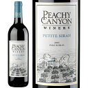 Peachy Canyon Winery ピーチーキャニオン ワイナリー クラシック プティ シラー 2019 今、大注目のAVA「パソ・ロブレス」。2023年のセントラルコースト・ワイナリー・オブ・ザ・イヤー受賞の「ピーチーキャニオン ワイナリー」が生み出すローヌ系品種の見事なワインをご賞味あれ。 温暖なパソ・ロブレスの太陽を浴び育った、良質なプティ・シラー。濃いガーネット色、黒い果実、甘草、アニス、セージのアロマが溢れ、ブラックカラント、ハーブ、微かなチョコレート、ボイセンベリーの生き生きとした鮮やかなフレーバー。甘くトーストしたオークの香りで舞台を整えます。味わいにはブラックベリーとルクサルドチェリーがたっぷりと含まれており、長くしなやかな余韻が続きます。BBQやロースト、ジビエ料理をワンランク上の味わいにしてくれるワイン。 ※商品画像と実際の商品の生産年(ヴィンテージ)が異なる場合がございます。正しくは商品名および詳細欄の生産年をご確認ください。 ■生産者：ピーチーキャニオン ワイナリー ■生産地：アメリカ ＞ カリフォルニア州 ＞ セントラル コースト ＞ パソ・ロブレス ■生産年：2019年 ■タイプ：赤ワイン　フルボディ ■原材料：プティ シラー97%、ジンファンデル3% ■アルコール：14.3% ■内容量：750ml ■葡萄畑：このワインの50% は自社畑のブドウを使用し、残りの半分は数十年来の長い関係を持つEl Pomarの小さな畑から供給。 ■醸造・熟成：選果後、フレンチオークとハンガリーオークの樽とパンチョンで熟成。2021年5月に最終的にブレンドされ、ボトリング。 ■合う料理：BBQやロースト、ジビエ料理。 ■輸入者名：アイコニック ワイン ジャパン株式会社 ■在庫について 商品の在庫については通信販売と店頭販売の共有になります。在庫データの更新タイミングによってはご希望の本数がご準備ができない場合がございます、在庫状況については予めご確認いただくようお願いいたします。 ■配送について 【夏季 （5月から9月頃）のワインの配送につきまして】 配送中の温度変化によるワインの液漏れを防ぐ為、夏季はクール便（送料に別途330円加算）のご利用をお薦めしております。 クール便をご利用になられない場合の液漏れ事故や品質劣化等による補償、商品の返品は一切応じかねますので予めご了承くださいませ。 原則、クール便のご利用につきましてはお客様のご判断でお願い致します。 また、高級ワインをご購入のお客様につきましては、ご指定がなくともクール便のご利用を御願いする場合がございます。ワインを最良の状態でお届けするためですので、何卒ご理解いただきますようお願い申し上げます（この場合330円を追加で頂戴いたします）。※クール便ご利用の場合、下記リンク先よりクール便発送のオプションを商品と一緒にご購入ください。 一度に梱包できる本数は ワイン750ml瓶で6本までです。7本以上ご注文の場合は1梱包につきクール便料の追加をお願いいたします。 Peachy Canyon Wineryピーチーキャニオン ワイナリージンファンデルのスペシャリストパソ ロブレスの西側にあるピーチーキャニオンは、1988年にダグ＆ナンシー ベケット夫妻が立ち上げた家族経営のワイナリーで、パソ ロブレスに最初に出来た10のワイナリーの一つに数えられています。テロワールを重視し献身的なワイン作りの姿勢が評価され、多数の受賞歴を誇り、模範的なジンファンデルを武器に、パソ ロブレスをカリフォルニアの重要なワイン産地の一つへと押し上げました。現在ワイナリーを引き継いだ2代目のジョシュ＆ジェイク ベケット兄弟は、ブドウ畑で両親の背中を見て育ちました。長年のワインビジネスに携わる中で、彼らは少し変わったアイデアでマーケットに可能性を見出しました。2004年に兄弟はピーチーキャニオンを離れ、クロニックセラーズを立ち上げ、独自のワインを作り始めます。ワインの質と巧みなマーケティング力でワイナリーを年産17,000ケースの規模へと成長させ、2019年にワイナリーエクスチェンジ社へ会社を完全売却。その後ピーチーキャニオンに戻り、正式にワイナリ―の経営を引き継ぎました。これまでピーチーキャニオンはジンファンデルにより評判を築いてきましたが、現在栽培中のブドウは、ローヌとボルドー品種が40％を占めています。ジョシュとジェイクは最近また新しいヴィンヤードを手に入れました。ベケット ファミリーは現在パソ ロブレスの西寄り、海側に、102エーカーの自社畑を所有しています。全ての自社畑は、ウィロウ クリーク、 アデレーダ、 テンプルトン ギャップの3つのサブAVAの内にあります。パソ ロブレスの老舗ワイナリーとして、これらの素晴らしいAVAのテロワールを最大限表現するため、2019年ヴィンテージより生産するすべてのワインをエステート ワイン、自社畑で収穫されたブドウのみ使うワインとしました。