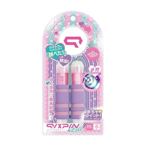 クイックベアリングを搭載。摩擦によるロープの回転ロスを軽減、メガ高速回転を実現。 2重跳び、3重跳び、ハヤブサなど技跳びに最適です。 グリップのスポンジの凸凹が子どもの手にフィット！技跳びの細かい手さばきをサポートします！ ロープを保護し、遠心力を増幅させるプロテクター付。 ラメ入りのグリップで可愛い！ 【サイズ】 ロープ:φ4 L2.4m グリップ:32×135×32mm パッケージ:245×120×40mm