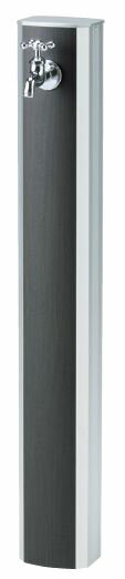 市販の70mm・60mm角の塩ビ水栓柱から被せるタイプの立水栓。 アルミ製の本体と、正面の木目調ツートンカラーがアーバンな印象を与えます。 　　■カラー 　　■サイズ ■仕様 製品名称材質配管寸法重量備考 フォギータイプAアルミ製— 幅130×奥行き100×高さ946mm2.4kg※本体水栓柱別途 注）ご注意ください ・寒冷地ではご使用いただけません。 ・商品を安全にお使いいただくため、ご使用前に必ず「取扱説明書」をよくお読みください。施工や取扱いを誤りますと、事故や故障の原因となります。 ・本体の塩ビ水栓柱は別途、ご用意ください。 ・既存の水栓柱に被せる場合は60×60mmと70×70mmのサイズが対応しています。 ・新規の場合は〈60×60×長さ1200mm（呼び13）・70×70×長さ1200mm(呼び13)〉の水栓柱をホームセンターや水道工事店でお求めください。 ・補助蛇口を使用する場合は、施工後交換できる様に水栓柱を壁から離して施工してください。 ・水鉢や化粧砂利等の撮影用小物は、製品本体に含まれていません。 ・取り付ける蛇口によっては、蛇口から出る水が、排水目皿の上にこない場合があります。 ・補助蛇口は、商品の向かって右側が取付位置になります。左側に付くタイプはありませんので、ご了承ください。 ・商品の特性や印刷の関係上、カタログ写真と実際の商品とでは、若干異なる場合がありますのでご了承ください。 ・蛇口をご希望の方は コチラ から 立水栓ユニット　フォギータイプ フォギータイプA フォギータイプA　補助蛇口配管仕様 フォギータイプB 　　■下記以外のカランをご希望の方は　コチラから スタンダード蛇口 十字 真鍮 I字 真鍮 十字 ブロンズ I字 ブロンズ 十字 ベロア グランドール ウェッジクロス プレーンフォーセットツイン 補助蛇口・補助部品 ホースアダプターホースカプラーセット ホースアダプターホースカプラーセット 二股蛇口ツインソケット プレーンフォーセットホース用蛇口B 補助蛇口十字真鍮色 ホースアダプター真鍮色 ホースカプラー真鍮色 泡沫アダプター真鍮色 多機能ノズル付カラーホースリール プレーンフォーセット 【smtb-KD】立水栓ユニット　フォギータイプA 簡単装着でナチュラルモダンを彩るリフォーム対応の水栓カバー。 ※蛇口・補助蛇口・パンは別売品です。 ※この商品は立水栓のカバーのみの商品です。塩ビ水栓柱を別途ご用意ください。