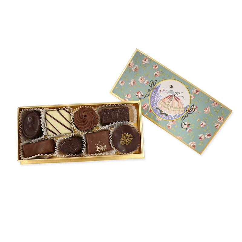 歴史をまとう薔薇柄の復刻ボックス。「Madame Delluc」を象徴するロジーヌは、創業者マリー・ドリュックが手がけた1940年代のデザインの復刻ボックスです。上質で繊細なガナッシュやプラリネをアソート。豊かな香りとまろやかな口どけが、特...