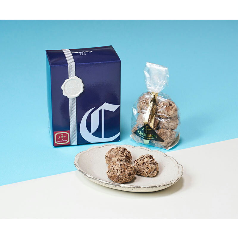 人気No.1のシャンパン香る華やかなトリュフ。 1粒1粒が手作り感のある口どけの良いチョコレートは、ショコラティエが厳選したカカオ豆を使い、伝統の製法で造られた自慢の逸品です。華やかで芳醇なシャンパンの風味が大切なひと時を素敵に彩ります。［...