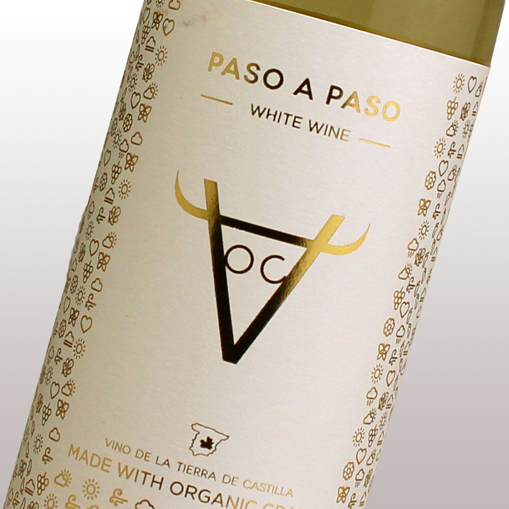 ■パソ・ア・パソ・オーガニック・ヴェルデホ■ パソ・ア・パソは、スペイン語で「1歩ずつ」という意味で、栽培から醸造までの工程1つ1つにじっくりと手間暇をかけて作るワインです。まず最初の1歩は、最高の畑から最も健康状態の良い葡萄を選定することから始まります。 ■テクニカル情報■ 産地：スペイン内陸部カスティーリャ・ラ・マンチャ州（IGPカスティーリャ）　味わい：辛口（白）　品種：ヴェルデホ100％　植樹：1999年　栽培：有機栽培・乾地農法　畑面積：102ha 畑の標高：660M　収量：3kg/株　土壌：赤色粘土の地層の上に小石と白色石灰が混じる鉄分の豊富な砂礫質土壌の層が連なる　醸造：9月初旬に収穫し、最も熟れた葡萄を丹念に選果し優しく圧搾。ステンレスタンクを使って野生酵母で自然発酵。発酵を終えた後ブレンドし、瓶詰前に冷却・安定化処理を施し軽く清澄。　生産量：1000ケース　アルコール：13％ ホルヘ・オルドネスは、アメリカのスペインワイン市場を確立した立役者で、1987年に輸入会社ファイン・エステート・フロム・スペインを設立し、無名産地の高品質なワインを発掘し世に送り出すと共に、自らもワイナリーを経営し、ラ・マンチャ、ルエダ、リアス・バイシャスなどスペイン各地から輸入するワイナリーの数は40以上にのぼります。 ボデガス・ヴォルヴェールは、ホルヘ・オルドネスとラファエル・カニサレスの共同事業として2003年に設立されました。ヴォルヴェールとは、スペイン語で「帰る・戻る」という意味で、伝統的な土着品種の葡萄栽培と醸造手法に「再び立ち返る」という2人の醸造哲学を表しています。収穫は全て手摘みで厳しい選別を行い、最高の葡萄だけがワインになります。この地で育つ土着品種の個性を最大限に引き出すべく惜しみない努力を注いで作られるヴォルヴェールのワインは、ラ・マンチャの独特なテロワールが余すところなく反映され、ロバート・パーカーを始め、各ワイン誌で絶賛されています。 102 haに及ぶラ・マンチャ東部の畑は、海抜660mの高地でこの地域で最も優れたテロワールを誇ります。土壌は砂が多く、白色石灰と厚い赤色粘土の地層から成り、葡萄は極めて低収量で1株あたり1、2 kgしかとれません。高地のため、冬は寒く雪を伴い夏は昼夜の寒暖差が激しく、一年を通して乾燥した大陸性気候です。雨が少なく、年間の日照時間は3000時間を超え、年間降水量の殆どは晩春から冬に集中します。土壌は、砂を多く含むワイン用葡萄栽培に理想的な土壌で、人の手による干渉を殆ど必要とせず、有機農法による栽培が可能です。最もよく熟した実だけが手摘みで収穫され、丁寧に圧搾し優しく発酵させることで葡萄のピュアな果実味を最大限に抽出します。 名称：果実酒 内容量：750ml　アルコール分13% 原材料：ぶどう、亜硫酸塩、L-アスコルビン酸 保存方法：18℃以下の冷暗所 賞味期限：なし 原産国：スペイン 輸入者：株式会社ミレジム 〒101-0048 東京都千代田区神田司町2-13 神田第4アメレックスビル7階 特徴：ミディアムボディー、辛口 お酒は20歳になってから