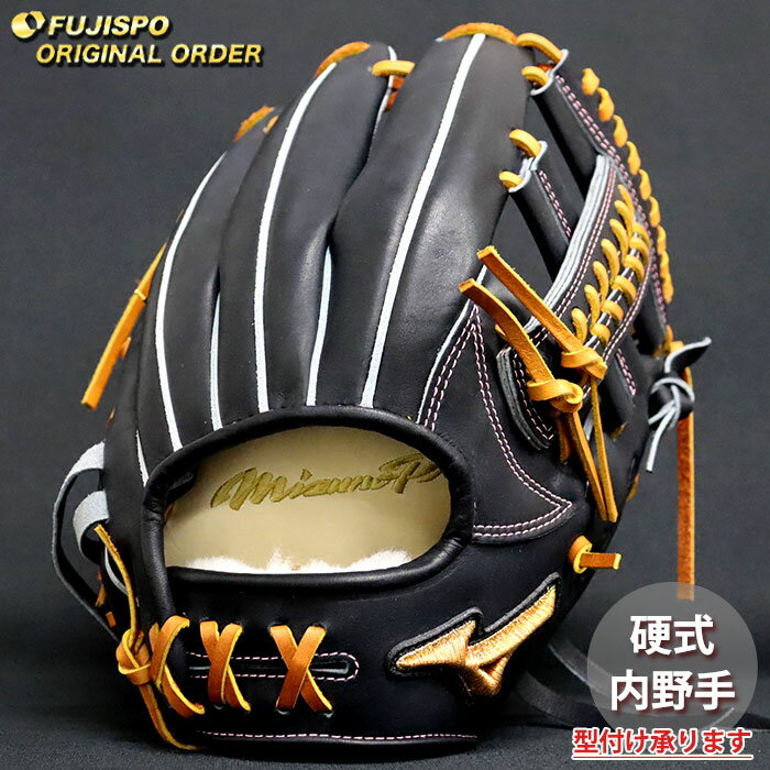 メーカー：ミズノ (mizuno)品名：ミズノプロ オーダーグラブ 紅林弘太郎型品番：MP260209200591644110■ポジション内野手用■カラー高校野球対応カラー本体：Iブラック紐：シナモンコルク裏革：ブロンドハミダシ：ホワイト(皮革の自然色)ベロ裏：ホワイト縫い糸：ピンクロゴ：通常■レザー【表革：プレキシーエリート】プロが愛用するクラフトマン厳選レザー。エリートに求められるしなやかさが特長です。【裏革：表革同皮革】耐久性がよく、使用過程において表革とともに馴じんでいくので理想の型が作りやすくなります。■サイズ9■その他仕様【内野手深いポケット型】深いポケットが特長。強く早い打球も確実に捕球できる型。【モデル：紅林弘太郎モデル】ボールを包み込む深いポケットと、AXIベロによる握りのサポートが特長。【スペック】バックモデル：ノーマルスタイル(AXI)AXIを採用したスタンダードなバックスタイルです。AXI仕様(トリプルX)握る時にかかるベロ部のストレス(ねじれ、つっぱり感)をスリットで軽減。そのスリットに対して紐をX字にとじることでベロ部の剛性を高めています。ウェブスタイル：クロス8指カバー/指あて無し芯スタイル：ヨコトジダブルオーソドックスなスタイルで、親指部を補強する紐通しです。手口部紐通し：通常巻きオーソドックスな紐の通し方です。あらゆるグラブに対応します。平裏部「MizunoPro」刺繍有りキーワード: ミズノ　ミズプロ　硬式グラブ　硬式グローブ　オーダー　オリジナル　高校野球当店は実店舗と在庫を共用しております。在庫更新のタイムラグの為に販売できない可能性があります。万が一、店頭・メーカーともに在庫切れの際はご容赦下さいませ。