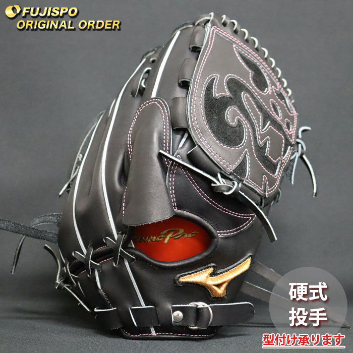 メーカー:ミズノ (mizuno)品名:野球 ミズノプロ オーダーグラブ 硬式グローブ 河野竜生型品番: MP2603X090009W641110■ポジション投手用■カラー高校野球対応カラー受球面(本体):ブラック背面(本体):ブラックベルト部:ブラック指当て/指カバー:ブラック指掛け:ブラックウェブ(本体):ブラック裏革:スプレンディッドオレンジ紐:ブラックハミダシ:ホワイト(皮革の自然色)ヘリ革:ブラック縫い糸:ピンクロゴ：通常■レザー【表革: プレキシーエリート】プロが愛用するクラフトマン厳選レザー。エリートに求められるしなやかさが特長です。【裏革：表革同皮革】耐久性がよく、使用過程において表革とともに馴じんでいくので理想の型が作りやすくなります。■サイズ13■その他仕様【投手ヨコ握り型】ウェブ下深めのポケットと投球時のバランスを重視。【モデル：河野竜生モデル】フィット感の高いモデル。大きめのサイズで力強い投球をサポートします。 【スペック】バックモデル：コネクトバック背面分離構造により屈曲性がアップ。自在に握り込めるバックスタイルです。ウェブスタイル：タータン51指カバー芯スタイル：タテトジ土手部がしっかりすることが特長。投手、三塁手、外野手に適しています。手口部紐通し：通常巻きオーソドックスな紐の通し方です。あらゆるグラブに対応します。キーワード：ミズノ ミズノプロ 硬式グラブ 硬式グローブ オーダー オリジナル 高校野球当店は実店舗と在庫を共用しております。在庫更新のタイムラグの為に販売できない可能性があります。万が一、店頭・メーカーともに在庫切れの際はご容赦下さいませ。