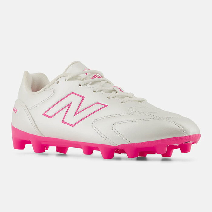メーカー：ニューバランス (NewBalance)品名：442 Team Jnr HG/AG V3品番：Y43H93FW■アッパー人工皮革■アウトソール合成樹脂底■ワイズW標準-やや幅広(3E〜4E 相当)■カラーWHITE/PINK■対応グラウンドハードグラウンド・人工芝■生産国ベトナム製2026年3月発売毎日の練習に最適なジュニア向けエントリーモデル｢442 Team JNR HG｣がv3にアップデート。しなやかな素材感を持つマイクロファイバー材料をアッパーに採用し、心地よい履き心地を提供。3ピース構成のアッパーが前〜中足部はもちろん踵も包み込むようなフィット感を提供し、安定性も向上。v2からレングスのサイジングを見直すことでフィット感が向上し、足幅の広い方向けのワイドラストにも対応。キーワード: NewBalance ニューバランス サッカー スパイク シューズ 土 人工芝 天然芝 ジュニア Jr キッズ 子供 【関連商品】 ▼他のカラーはこちら 442 Team Jnr HG/AG V3 ホワイト (Y43H9RXW) 当店は実店舗と在庫を共用しております。在庫更新のタイムラグの為に販売できない可能性があります。万が一、店頭・メーカーともに在庫切れの際はご容赦下さいませ。