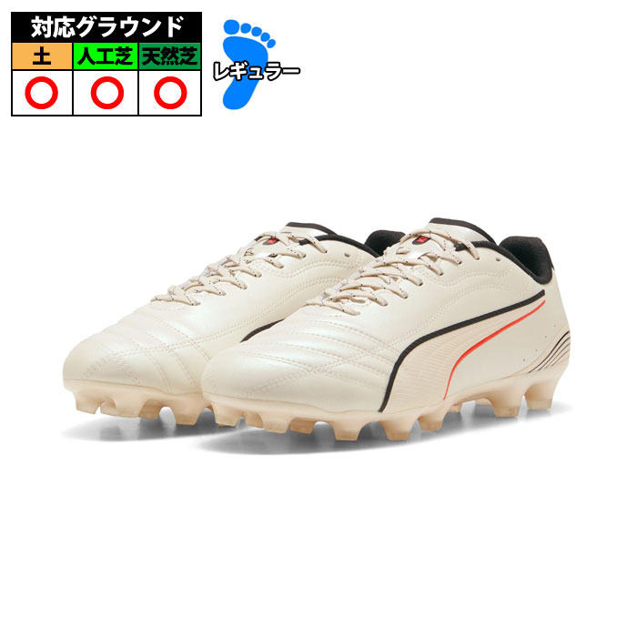 メーカー：プーマ (PUMA)品名：キング 20 アルティメット JP HG/AG品番：109346-01■アッパー人工皮革+合成樹脂■アウトソール合成樹脂底■カラーSugared Almond-PUMA Black-Ultra Red■対応グラウンド天然芝・人工芝・土時代を超えて愛され続けるPUMAのアイコニックなサッカースパイク「KING 20 ULTIMATE HG」。伝統的なKINGシリーズならではの優れたボールコントロール性能と快適なフィット感を継承しながら、現代のプレーヤーに求められる軽量性やサポート性を融合した一足です。土、天然芝、人工芝に対応するHG/AGソールを採用し、さまざまなグラウンドコンディションで安定したパフォーマンスを発揮します。アッパーには、超ソフトなマイクロファイバー素材を採用。前足部に施されたクラシックなステッチがレザーのような柔らかなボールタッチを実現し、パスやトラップ、シュート時の繊細なコントロールをサポートします。さらに、柔軟性と耐久性を兼ね備えた新素材を使用し、快適な履き心地と高い耐久性を両立。アッパーには20％以上のリサイクル素材を使用し、環境にも配慮した設計となっています。フィット感にもこだわり、独立型シュータン構造とウェーブ状に配置されたアイレットステイを採用。足の動きに自然に追従しながら高いホールド感を提供し、プレー中のズレを軽減します。8ホールのシューレースシステムにより、自分の足型に合わせた細かなフィット調整が可能です。また、日本人プレーヤーの足型に合わせたジャパンラストを採用し、快適で安定感のある履き心地を実現しています。インソールにはナノグリップテクノロジーを搭載。微起毛加工を施した軽量インソールが足との一体感を高め、力強い蹴り出しをサポートします。加えて、Ortholite O-Thermソックライナーが地面から伝わる熱や冷気の影響を軽減し、シューズ内を快適な状態に保ちます。さらに、Ortholiteカスタムフィットヒールパディングが履くほどに足に馴染み、一人ひとりに合わせたフィット感を提供します。レザータッチ アッパー：超ソフトなマイクロファイバーをアッパーに採用した上でクラシックなステッチを前足部に施すことでレザーのようなタッチを実現。ベースに使用している素材はソフトなフィット感と耐久性を高め、リサイクル素材を使用しているためプーマブランドのコンセプトであるサステイナブル(地球環境への影響軽減)を実現した新しいマテリアルアッパーナノグリップ テクノロジー：Pebaxを使用した軽量性に優れるリムーバル・インソール素材を微起毛させることで、グリップを発揮し、より強い蹴り出しをサポート、遮熱性を備えたOrtholite O-Thermソックライナーを搭載し、地面からくる、熱や寒さから足を保護。シューズ内の温度をコントロールし、プレーヤーの快適さをサポートします。Ortholite カスタムフィットヒールパディング：内蔵されているオーソライトカスタムフィットヒールパッドは、履いているうちにヤーの足に適応し、カスタマイズされたフィッティングを提供。内蔵量を調整し、自然な着用感を実現。高いフィッティングをもたらします。クラシック コンストラクション+ウェービング アイレット ステイ：独立シュータン構造を採用し、様々なプレーヤーにあったフィッティング足首の動きを邪魔させないよう、ラウンドしたカッティングを採用。レースホースは平行に2穴配置し、プレー中のズレを軽減。アイレットステイとシューホールの配置をウェーブ上にすることで、様々なトすると共に底屈時にも変わらないフィット感をもたらす。フィットの調整が柔軟な8ホールのシューホールを採用し、どんな足形のプレ全体を包み込む高いフィット感を提供。キーワード: PUMA プーマ キング 20 アルティメット JP HG/AG サッカー スパイク シューズ 天然芝 人工芝 土 大人 メンズ レディース当店は実店舗と在庫を共用しております。在庫更新のタイムラグの為に販売できない可能性があります。万が一、店頭・メーカーともに在庫切れの際はご容赦下さいませ。