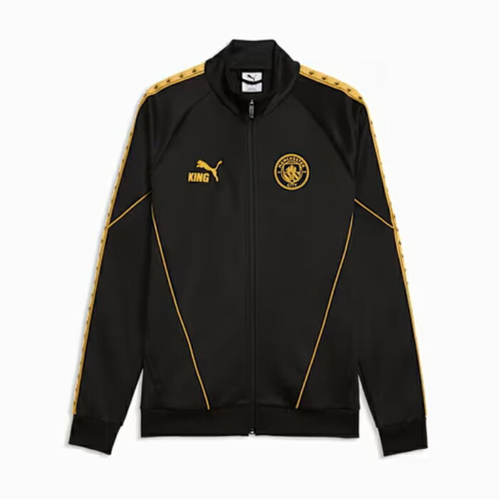 メーカー：プーマ (PUMA)品名：26-27 マンチェスターシティ FC キング アンセム ジャケット品番：786296-32■素材本体：ポリエステル63%、コットン37%リブ：ポリエステル93%、ポリウレタン7%ポケット裏地：ポリエステル100%付属品：ポリエステル100%■カラーPUMA Black-Archive Gold■サイズM：すそ周り95 / ゆき89 / 後ろ丈69.5 / 胸囲113L：すそ周り99 / ゆき95 / 後ろ丈71 / 胸囲122XL：すそ周り110 / ゆき96.5 / 後ろ丈73 / 胸囲131(cm)※インポートサイズです。2026-27シーズン伝説的なPUMA KINGサッカーシューズの伝統を称える「KING」レジャーウェアコレクション。マンチェスターシティの「KING」コレクションから登場したこのトラックジャケットは、伝統的なフットボールスタイルを現代的に昇華した一着です。袖に施されたグラフィックテープや象徴的な「KING」ロゴ、そしてチームへの愛を感じさせるバッジが、シンプルな中にも確かな存在感を演出します。さらに、通気性に優れたピケ素材を採用し、軽やかでさらりとした着心地を実現。dryCELLテクノロジーが汗を素早く吸収・発散し、日常からアクティブなシーンまで快適なコンディションをキープします。レギュラーフィットのシルエットとフルジップ仕様により着脱もしやすく、裾と袖口のゴムがフィット感を高めてすっきりとした印象に。マンチェスターシティとPUMAのロゴがアクセントとなり、幅広いシーンで活躍する仕上がりです。デザイン：Lifestyle by PUMAフィット感：レギュラー丈：スタンダード主な素材：ピケ開閉：フルジップ長袖裾と袖口にゴム入りマンチェスター・シティとプーマのブランドロゴ■キーワード: PUMA プーマ MCFC KING Anthem Jacket マンチェスターシティ ジャージ ジャケット トレーニングウェア 長袖 大人 メンズ クラブチーム 【関連商品】 ▼他のカラーはこちら └ 26-27 マンチェスターシティ FC キング アンセム ジャケット (786296-31) ▼セットアップはこちら └ 26-27 マンチェスターシティ FC キング アンセム パンツ (786297-32) 当店は実店舗と在庫を共用しております。在庫更新のタイムラグの為に販売できない可能性があります。万が一、店頭・メーカーともに在庫切れの際はご容赦下さいませ。
