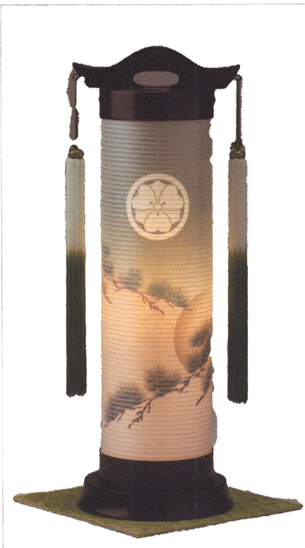 商品説明めんどうな組立ては不要で、出して飾るだけ。住吉や大内行灯の代わりに仏壇の脇に飾ったりと、飾る場所を選びません。マンションやアパートなどにお住まいで、提灯を飾るスペースが限られている方にとてもお勧めのコンパクトタイプです。 家紋入れ無料サービス中※家紋名は注文画面の備考欄にて指定して下さい。 サイズ提灯：高さ55cm×火袋径18cm 数　量1個（一対ではありません） 電　装コード式（ビニールコード） コードの長さ：約1．6m 備　考※家紋入れには1週間から10日間かかります。お急ぎの方はその旨ご連絡下さい。