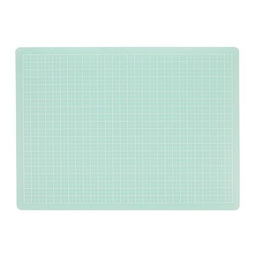 メール便発送商品（送料込み）※こちらの商品はメール便にて「ポスト投函」でのお届けになります。※代金引換はご利用いただけません。※お届け日時のご指定はできません。※宅配便送料別の商品と同梱の場合、宅配便の送料となります。※通常、出荷後1〜4日程度でのお届けとなります。※荷物問合せ番号よりお荷物の追跡が可能です。【商品説明】●ナチュラルなスケルトンカラーがきれいな、オレフィン系カッティングマットで、目にも優しくインテリアとの調和もばっちり。●5cm方眼入り。●滑りにくい設計なので、紙のカットや写真のトリミングの他にもマウスパットとしても使用出来ます。【詳細】●入数：1枚 ●本体サイズ：縦220×横300×厚2mm ●材質：オレフィン系●方眼罫目盛：表面5mm（裏面は無地）