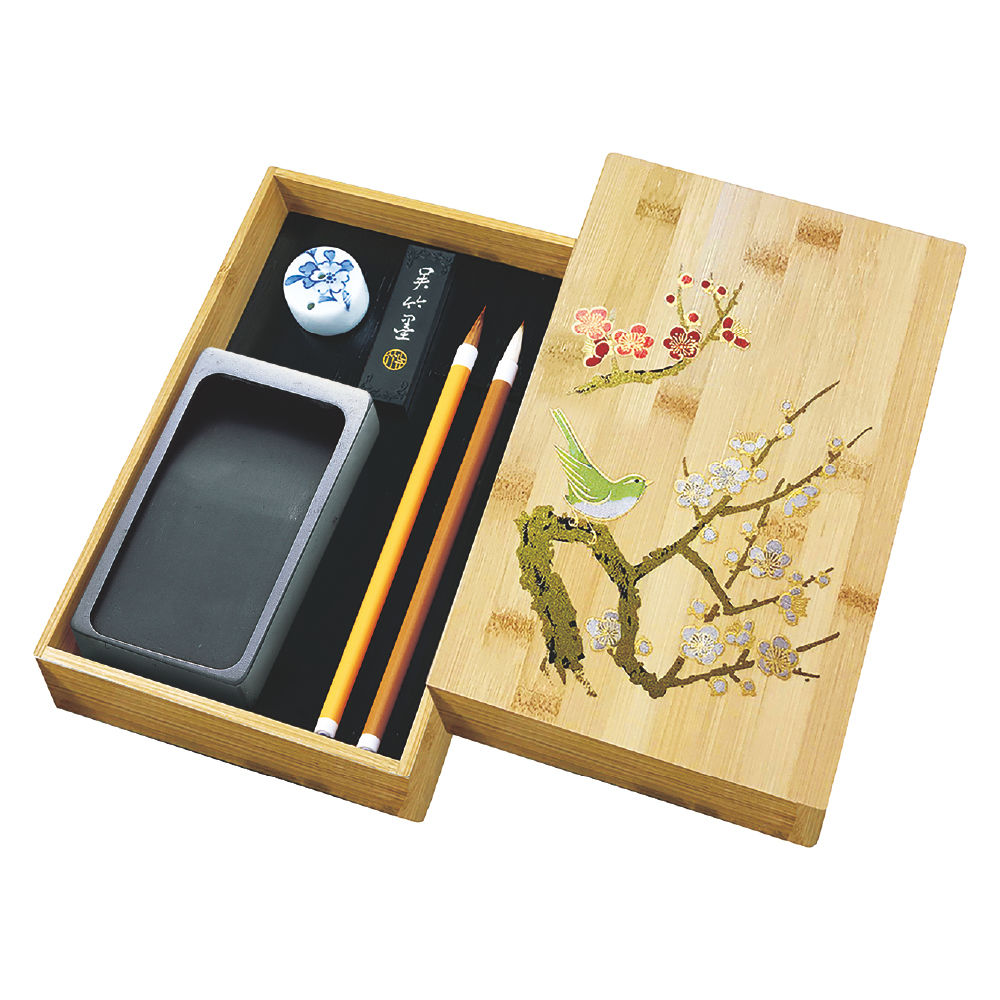 【商品説明】竹素材の硯箱に、墨・筆・硯・水差をセットしました。硯箱の天然素材ならではの風合いと、華やかな蒔絵の柄をお楽しみください。大人のお習字セットとして贈答にもおすすめです。※天然素材を使用しているので、商品ひとつひとつの色や節目の出方には個体差があります。【商品特徴】細筆2本、墨1丁、水差1個、硯（4.5平）1面をセット。商品重量：約1070g（天然石の硯が入っておりますので、重量は多少異なる可能性があります。）【詳細】・商品サイズ:170×48×267 mm ・商品重量：1070g・付属品：墨 仁印呉竹、細筆 白毛 ( 7 号 )、細筆 茶毛 ( 7 号 )、水差 、硯 本石角上 (4.5 平）・素材：墨：煤・膠・香料／筆：ABS・羊毛・馬毛／硯：天然石／水差：陶器／硯箱：竹・原産国：墨：日本／筆：中国／硯：中国／水差：日本／硯箱：日本