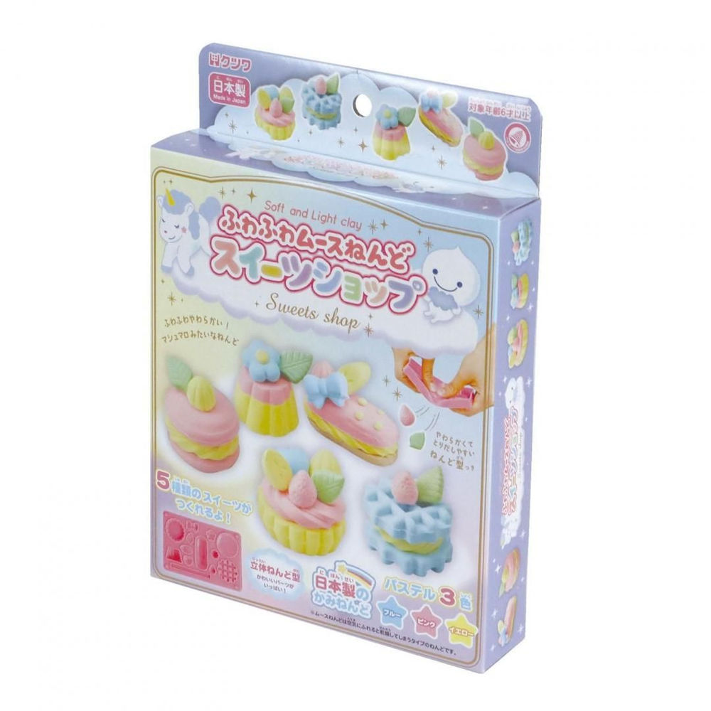 【商品説明】・かわいい5種類のスイーツが作れるよ!・やわらかくて取り出しやすい立体ねんど型付・パステル3色のねんど入【詳細】・本体サイズ：H53×W43×D18mm・重量：22g(ねんど1個あたりの標準重量)g・材質：(ねんど)有機微小中空球体、パルプ繊維、粘結剤、保存剤、水、色素、(立体ねんど型)PE、(説明書)紙・日本製