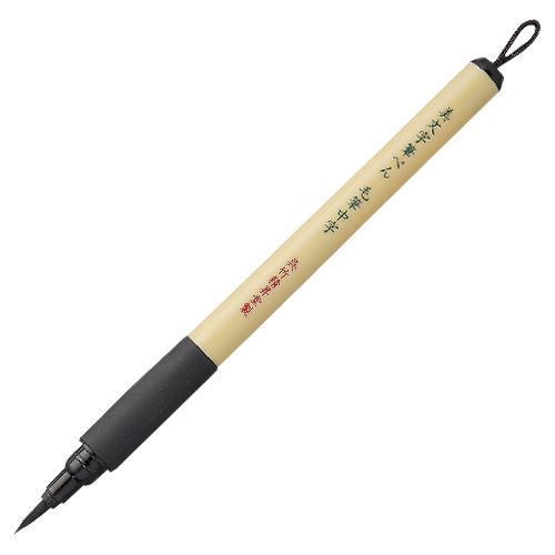メール便発送商品（送料込み）※こちらの商品はメール便にて「ポスト投函」でのお届けになります。※代金引換はご利用いただけません。※お届け日時のご指定はできません。※宅配便送料別の商品と同梱の場合、宅配便の送料となります。※通常、出荷後1〜4日程度でのお届けとなります。※荷物問合せ番号よりお荷物の追跡が可能です。●重量:13g●素材:水性顔料インク●毛筆中字●1.2×1.2×17.9cm「とめ・はね・はらい」が簡単に表現できる筆ぺん！【特長】「とめ・はね・はらい」が簡単に表現できる筆ぺん！筆ペンでは初のラバーグリップを採用し、持ちやすくなっており、サインペンの感覚です。筆記時の紙にあたる筆先の感覚が非常に良く、文字がすらすら気持ちよく書けます。