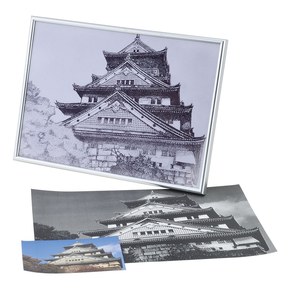 A4のコピーした紙の上に透明板を置いて油性ペンを使って、点描画をします。※画像には制作例が含まれています。【詳細】セット内容：メタリックフレーム A4×1、画紙用透明板 297×210×0.2mm×1、画用紙 297×210mm×1商品サイズ：A4(297×210mm)[ 美術・画材 ]
