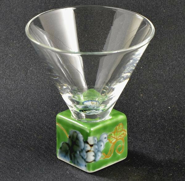 フジックスの有田焼 福泉窯 有田浪漫グラス SAKE GLASS 正角 染錦葡萄 グリーン｜アングル2