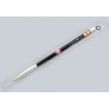 伝統工芸品として名高い熊野筆の産地で創り上げられた長栄堂の毛筆です。最良の原料を選び、職人の技で仕上げています。■使用後の筆のお手入れ方法使用後はよく水洗いをし、水気を充分にふき取って穂先をまとめておきます。固めの筆の場合、糊固め所まで洗わないよう注意してください。細筆は水洗いしにくいので、布や紙でよく墨を拭取り、形を整えておきます。※墨のカスにはニカワが含まれており、これが毛を傷めます。この墨のカスを取り除くことが大切です。サイズ：個装サイズ：31×2.5×2cm重量：個装重量：12g素材・材質：羊毛・牛耳毛仕様：毛色:白軸:黒軸白ダルマ用途:半紙4字穂直径:約1.07cm穂の長さ:約4.8cm付属品：キャップ生産国：日本