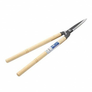 ＜＜ご注意下さい＞＞こちらの商品はメーカーよりお客様へ直接お届けの品になります。 当店での在庫はしておりません。在庫の有無はメーカー在庫のみになりますので、急な欠品や急に廃盤になる可能性がございます。こちらの商品の配送について○北海道・沖縄・離島につきましては、配送不可となりますので予めご了承お願いします。こちらの商品の包装(ラッピング)について○上記の理由(メーカーより直送)により包装はできませんので予めご了承お願いします。こちらの商品の不具合について○お届けしましたこちらの商品に不具合があった場合、商品到着日より1週間以内に当店にご連絡ください。メーカーが直接対応させて頂きます。○お客様がご自身で修理された場合、費用の負担は致しかねますので予めご了承下さい。多くの人に向けた刈込鋏のスタンダードです。植木の刈込み・葉刈り用。優れた切れ味や耐久性を叶える高級刃物鋼を使用しています。刈込鋏としては数少ない鏡面加工を施し、高品位な外観だけでなくサビに強く滑らかな切れ味を実現しました。ハンドル部には手触りの良い木柄を使用し、切れ味だけでなく使いやすさや馴染みやすさも考慮した商品設計となっています。サイズ：全長:680mm個装サイズ：71×16×3cm重量：個装重量：930g仕様：刃先焼き入れ生産国：日本