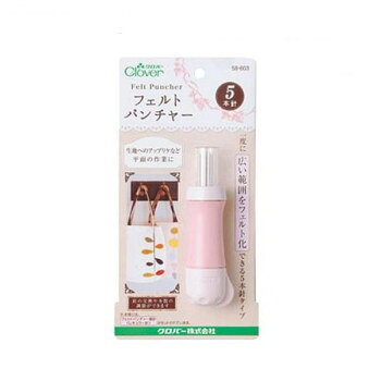 フェルトパンチャーは使いやすさにこだわった、羊毛フェルト手芸の専用ツールです。一度に広い範囲をフェルト化できる5本針タイプ。針先がロックできる安全カバー付です。針の本数調整や交換も簡単にできます。※リニューアルに伴い、商品名を「アップリケパンチャー」から「フェルトパンチャー」に変更しております。「フェルトパンチャー替針」はお持ちの「アップリケパンチャー」にもご利用いただけます。(ご使用前に)針には防錆油が付いています。そのままご使用になると、作品が汚れることがありますので、あらかじめ不用な柔らかい布地に数回パンチングして、防錆油を取り除いてください。サイズ：全長:約103mm、直径:約25mm個装サイズ：10.0×19.0×3.0cm重量：個装重量：61g素材・材質：針:鋼ボディ:ABS樹脂安全カバー:ポリカーボネート金属板:ステンレス針:鋼付属品：針5本生産国：日本