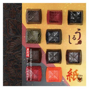 本漆のような高級感をお楽しみいただけます。サイズ：150×150mm個装サイズ：16×16×5cm重量：個装重量：30gセット内容：5柄各2色かしばちの折図生産国：日本