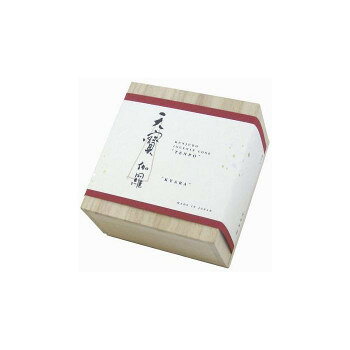 天然香木そのものの奥深い香りを出すために天然原料100％にこだわりました。古き良き時代のお香を現代に再現するため、こだわってつくりあげた「天然原料100％」のお香です。短時間で香りのボリュームがでるコーンタイプ。急な来客時の香りのおもてなしなどに。【香り】丁寧に熟成された貴重な伽羅の幽玄な香りサイズ：個装サイズ：7×17×3cm重量：個装重量：92g素材・材質：椰子殻炭、椨皮粉、伽羅、沈香仕様：煙の量:ふつう燃焼時間:約8分セット内容：コーン12個入、香立、草木染布袋生産国：日本