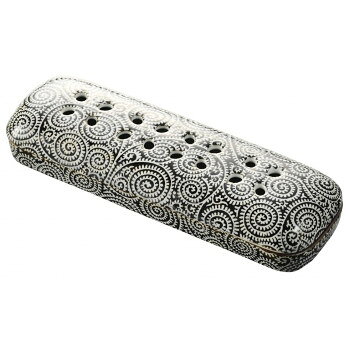 陶器でできた、おしゃれなお香立てです。特殊な網を使用しているため1本でも燃焼します。蓋を使用すれば灰の飛び散りも気にならないため、リビングや玄関など場所を選ばずご使用いただけます。スティックタイプの蚊取り線香などにもご使用いただけます。サイズ：65×198×36mm個装サイズ：8×21×4cm重量：330g個装重量：330g素材・材質：陶磁器・ステンレス仕様：カラー:たこ唐草 黒生産国：日本