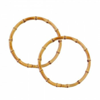 ＜＜ご注意下さい＞＞こちらの商品はメーカーよりお客様へ直接お届けの品になります。 当店での在庫はしておりません。在庫の有無はメーカー在庫のみになりますので、急な欠品や急に廃盤になる可能性がございます。こちらの商品の配送について○北海道・沖縄・離島につきましては、配送不可となりますので予めご了承お願いします。こちらの商品の包装(ラッピング)について○上記の理由(メーカーより直送)により包装はできませんので予めご了承お願いします。こちらの商品の不具合について○お届けしましたこちらの商品に不具合があった場合、商品到着日より1週間以内に当店にご連絡ください。メーカーが直接対応させて頂きます。○お客様がご自身で修理された場合、費用の負担は致しかねますので予めご了承下さい。生地やデザインによって様々な表情のバッグが作れます。軽量で丈夫、耐久性も抜群です。ニスが薄いので素材の風合いが感じられます。※竹の持ち手は天然素材のため、サイズや色、形にばらつきがあります。(※天然素材の為」フシ」の数や厚みは1点1点異なります。)そのため、物によって高さ・横幅・厚みは、表示サイズより約1〜2cmほど前後する場合がございます。サイズ：約外径17.5×内径15.5×厚み1cm個装サイズ：20.0×18.0×1.4cm重量：個装重量：40g素材・材質：竹セット内容：2本1組生産国：中国