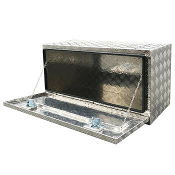 ＜＜ご注意下さい＞＞こちらの商品はメーカーよりお客様へ直接お届けの品になります。 当店での在庫はしておりません。在庫の有無はメーカー在庫のみになりますので、急な欠品や急に廃盤になる可能性がございます。こちらの商品の配送について○北海道・沖縄・離島につきましては、配送不可となりますので予めご了承お願いします。こちらの商品の包装(ラッピング)について○上記の理由(メーカーより直送)により包装はできませんので予めご了承お願いします。こちらの商品の不具合について○お届けしましたこちらの商品に不具合があった場合、商品到着日より1週間以内に当店にご連絡ください。メーカーが直接対応させて頂きます。○お客様がご自身で修理された場合、費用の負担は致しかねますので予めご了承下さい。軽トラック、バン、ワンボックスカー、作業車、倉庫、ガレージなどに。●横向き開閉ドア。●チェーンのドア開き止め。●ドアロック2か所。●接合部アルミ溶接。●盗難防止鍵2本付属。サイズ：(約)幅91×奥43×高さ45.5cm個装サイズ：93×45×49cm重量：(約)10.5kg個装重量：11000g素材・材質：アルミ仕様：収納容量(約)幅910×奥行430×高さ445mm生産国：中国