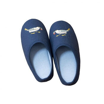 ＜＜ご注意下さい＞＞こちらの商品はメーカーよりお客様へ直接お届けの品になります。 当店での在庫はしておりません。在庫の有無はメーカー在庫のみになりますので、急な欠品や急に廃盤になる可能性がございます。こちらの商品の配送について○北海道・沖縄・離島につきましては、配送不可となりますので予めご了承お願いします。こちらの商品の包装(ラッピング)について○上記の理由(メーカーより直送)により包装はできませんので予めご了承お願いします。こちらの商品の不具合について○お届けしましたこちらの商品に不具合があった場合、商品到着日より1週間以内に当店にご連絡ください。メーカーが直接対応させて頂きます。○お客様がご自身で修理された場合、費用の負担は致しかねますので予めご了承下さい。時代を超えて愛されるウィリアム・モリスの代表作の一つで、モリスの別荘である「ケルムスコット・マナー」でいちごをついばむツグミを見て描いたデザインです。1882〜1885年にモリス商会のマートンアビー工房で製作されていたハンドプリントを織物にしました。※本商品にはブランドラベルは付きません。※製品の仕様・外観は予告なく変更になる場合がございます。※モニターの設定などにより、実際の商品と色味や素材の見え方が異なる場合がございます。あらかじめご了承ください。サイズ：Mサイズ(約23〜24cm)個装サイズ：10.5×27.5×43.5cm重量：個装重量：120g素材・材質：甲部分:ポリエステル100%ソール部:綿100%生産国：中国