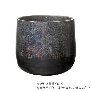 重圧感と高級感のある、アルミニウム花器です。※水をお使いの場合はセロハン等をお使いください。※水を入れると化学反応がおこり、商品に穴が開きます。サイズ：Φ23×H20cm、口径:Φ20cm個装サイズ：25×25×23cm重量：1.9kg個装重量：500g素材・材質：アルミニウム生産国：インド