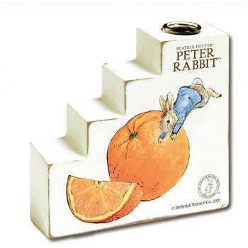 ＜＜ご注意下さい＞＞こちらの商品はメーカーよりお客様へ直接お届けの品になります。 当店での在庫はしておりません。在庫の有無はメーカー在庫のみになりますので、急な欠品や急に廃盤になる可能性がございます。こちらの商品の配送について○北海道・沖縄・離島につきましては、配送不可となりますので予めご了承お願いします。こちらの商品の包装(ラッピング)について○上記の理由(メーカーより直送)により包装はできませんので予めご了承お願いします。こちらの商品の不具合について○お届けしましたこちらの商品に不具合があった場合、商品到着日より1週間以内に当店にご連絡ください。メーカーが直接対応させて頂きます。○お客様がご自身で修理された場合、費用の負担は致しかねますので予めご了承下さい。100年以上経っても愛されるキャラクター。ピーターラビットがユニークな階段型のシェイプのベース(一輪挿しタイプ)に。ピーターラビットと瑞々しいフルーツをプリントしたフレッシュなシリーズです。サイズ：W11.5×H11.5×D3.5cm個装サイズ：12.0×12.0×4.0cm重量：約0.3kg個装重量：400g素材・材質：MDF(木製繊維板)ガラス仕様：卓上用生産国：日本